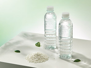 화학적 재활용 원료(왼쪽)와 페트