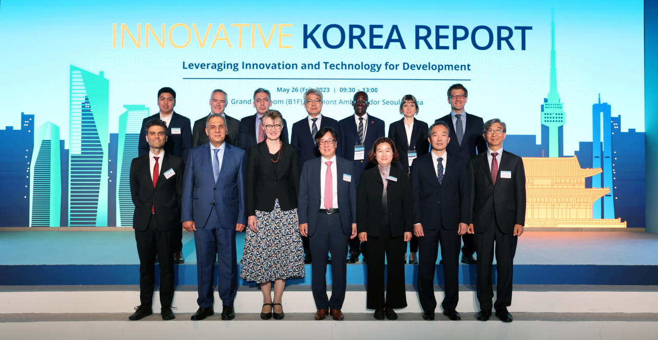 한국개발연구원(KDI)이 26일 서울 영등포구 페어몬트 호텔에서 세계은행그룹(WBG·World Bank Group)과 '이노베이티브 코리아 리포트 : 혁신과 기술을 활용한 경제개발 성공사례' 출판 최종 보고회를 열었다고 밝혔다. 사진은 출판 최종 보고회에서 기념 촬영하는 참석자들. [연합]