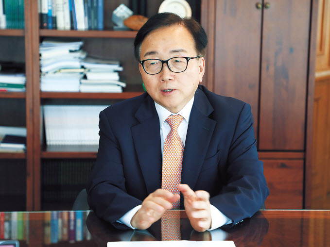 이동근 경총 부회장이 지난 25일 경총회관에서 헤럴드경제와 인터뷰를 하고 있다. 그는 “노란봉투법은 제조업 전반을 뒤흔드는 악법으로, 통과 때 부작용은 상상을 초월할 것”이라고 강조했다. 정찬수 기자