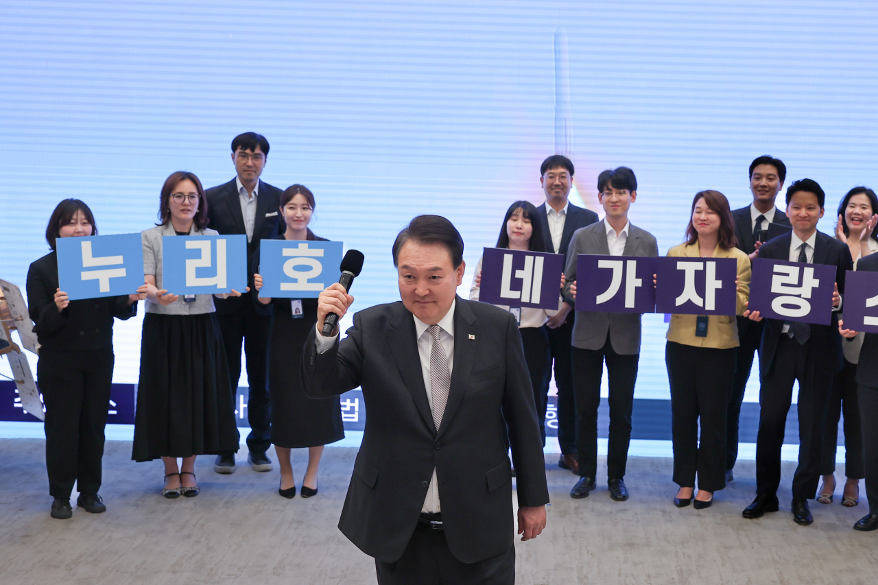 윤석열 대통령이 25일 오후 서울 용산 대통령실 청사에서 직원들과 한국형 발사체 누리호(KSLV-Ⅱ)의 3차 발사 모습을 지켜본 뒤 나로우주센터의 연구진과 영상통화를 하며 격려하고 있다. [연합]