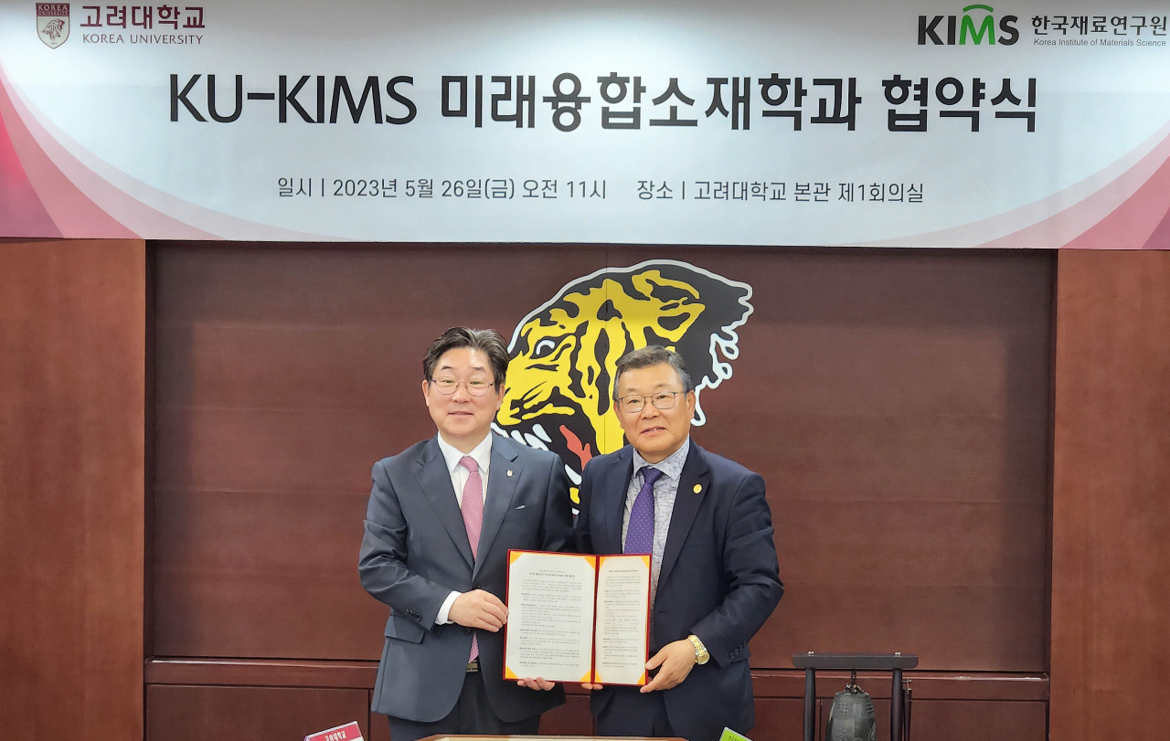 한국재료연구원과 고려대가 고려대 일반대학원 내 ‘미래융합소재학과’ 설치·운영을 위한 업무협약을 맺었다. 김동원(왼쪽) 고려대 총장과 이정환 재료연 원장이 협약서를 들고 기념촬영하고 있는 모습.[한국재료연구원 제공]