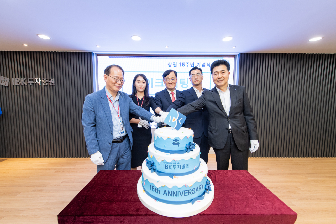 서정학(왼쪽에서 세 번째) IBK투자증권 대표이사와 임직원 대표, 행사 참석자가 26일 서울 영등포구 본사에서 진행된 창립 15주년 기념식에서 축하 케이크를 자르고 있다. 왼쪽부터 강석민 감사위원, 임직원 대표, 서 대표이사, 이상용 노조위원장, 감성한 부사장의 모습. [IBK투자증권]