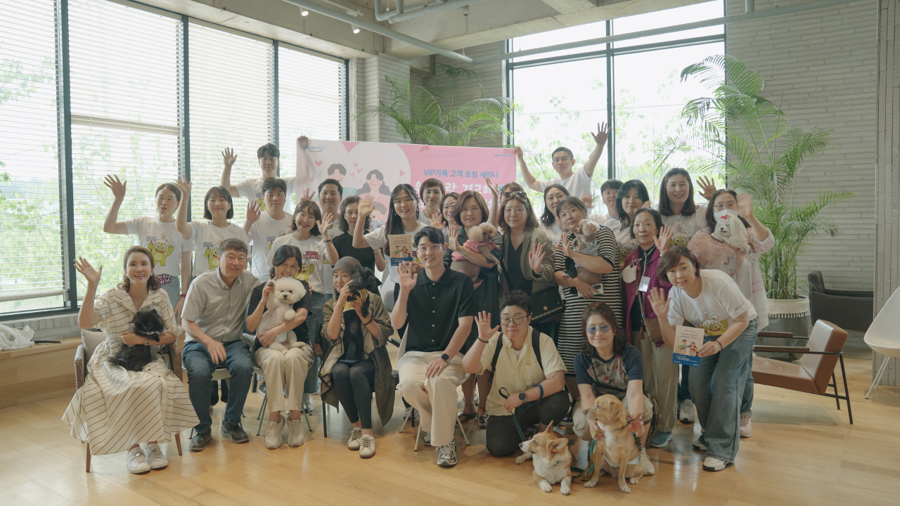 NH농협은행 All100자문센터 전문위원들과 우수고객들이 반려견과 함께 기념사진을 촬영하고 있다.