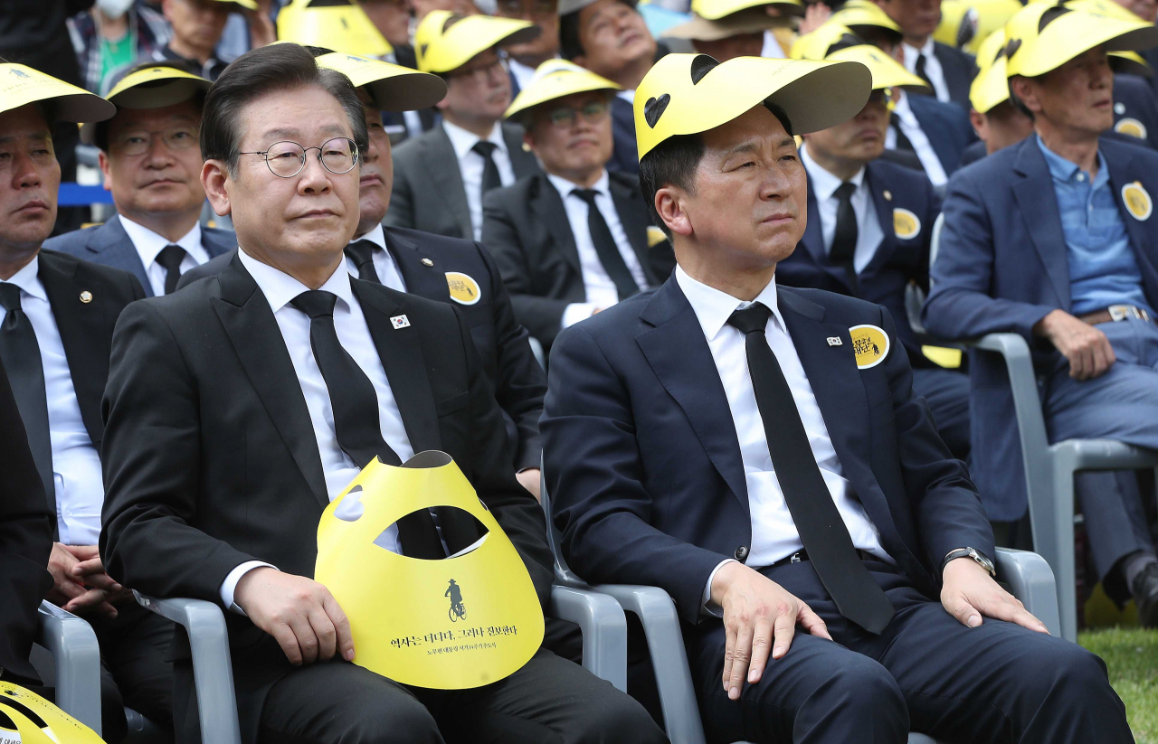 이재명 더불어민주당 대표(왼쪽)와 김기현 국민의힘 대표가 23일 경남 김해시 진영읍 봉하마을에서 열린 노무현 전 대통령 서거 14주기 추도식에 참석해 추도식 영상을 바라보고 있다. [연합]