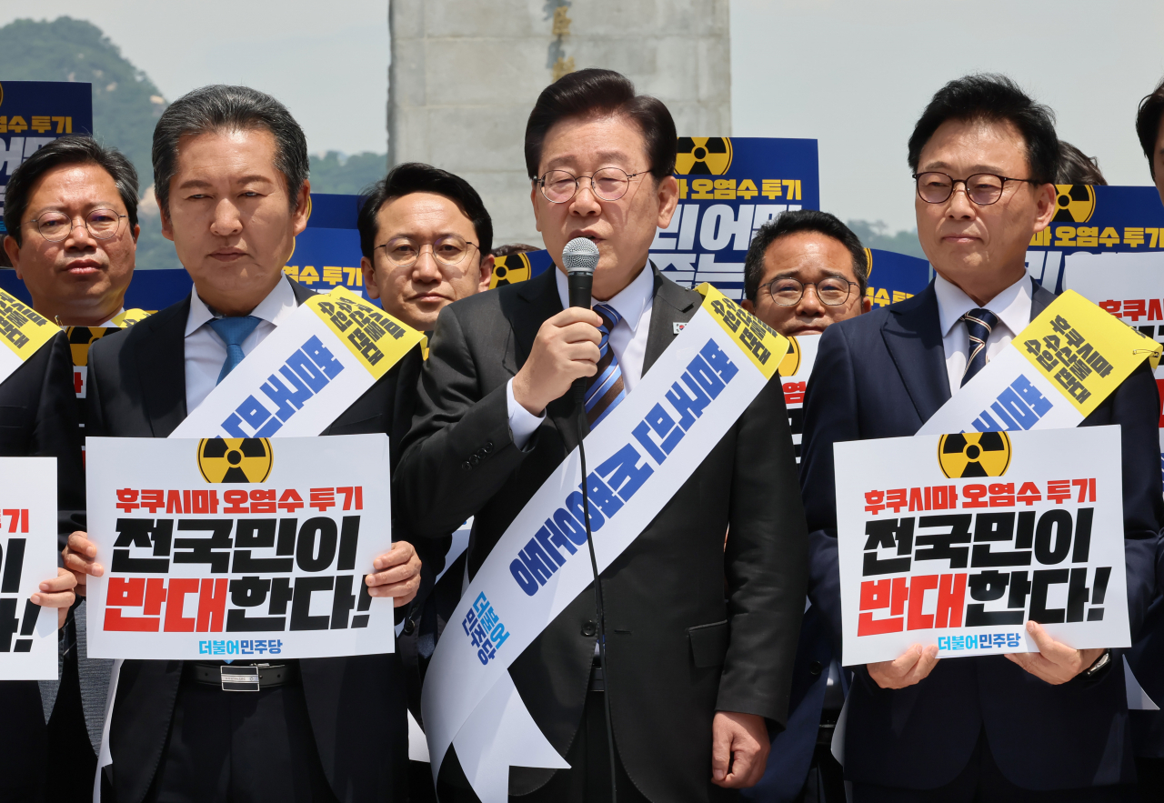이재명 더불어민주당 대표가 26일 오전 서울 광화문광장 이순신장군 동상 앞에서 열린 후쿠시마 원전 오염수 해양투기 및 수산물 수입 반대 국민서명운동 발대식에서 발언하고 있다. [연합]