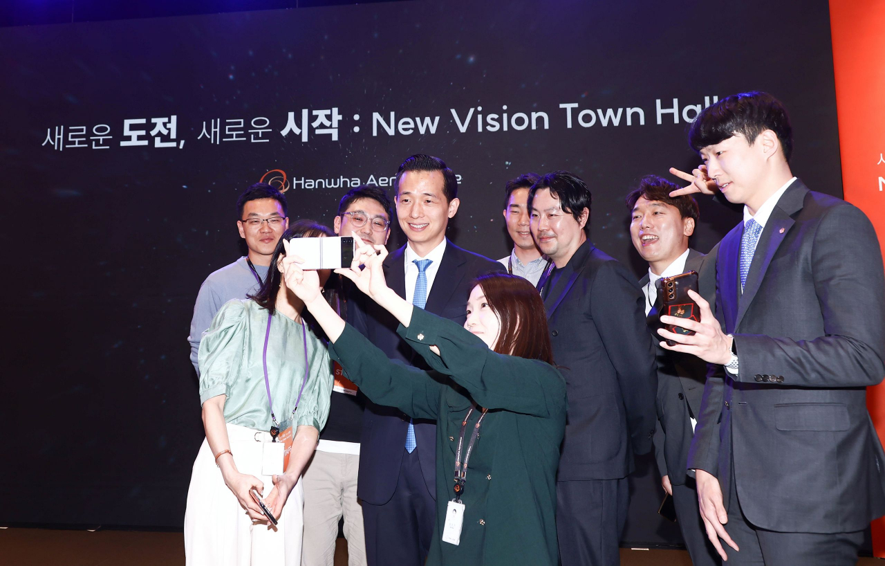 지난달 3일 서울 중구 한화빌딩에서 열린 한화에어스페이스의 뉴비전 타운홀 행사에서 김동관(가운데) 한화그룹 부회장이 임직원들과 셀카를 찍고 있다. [한화에어로스페이스 제공]