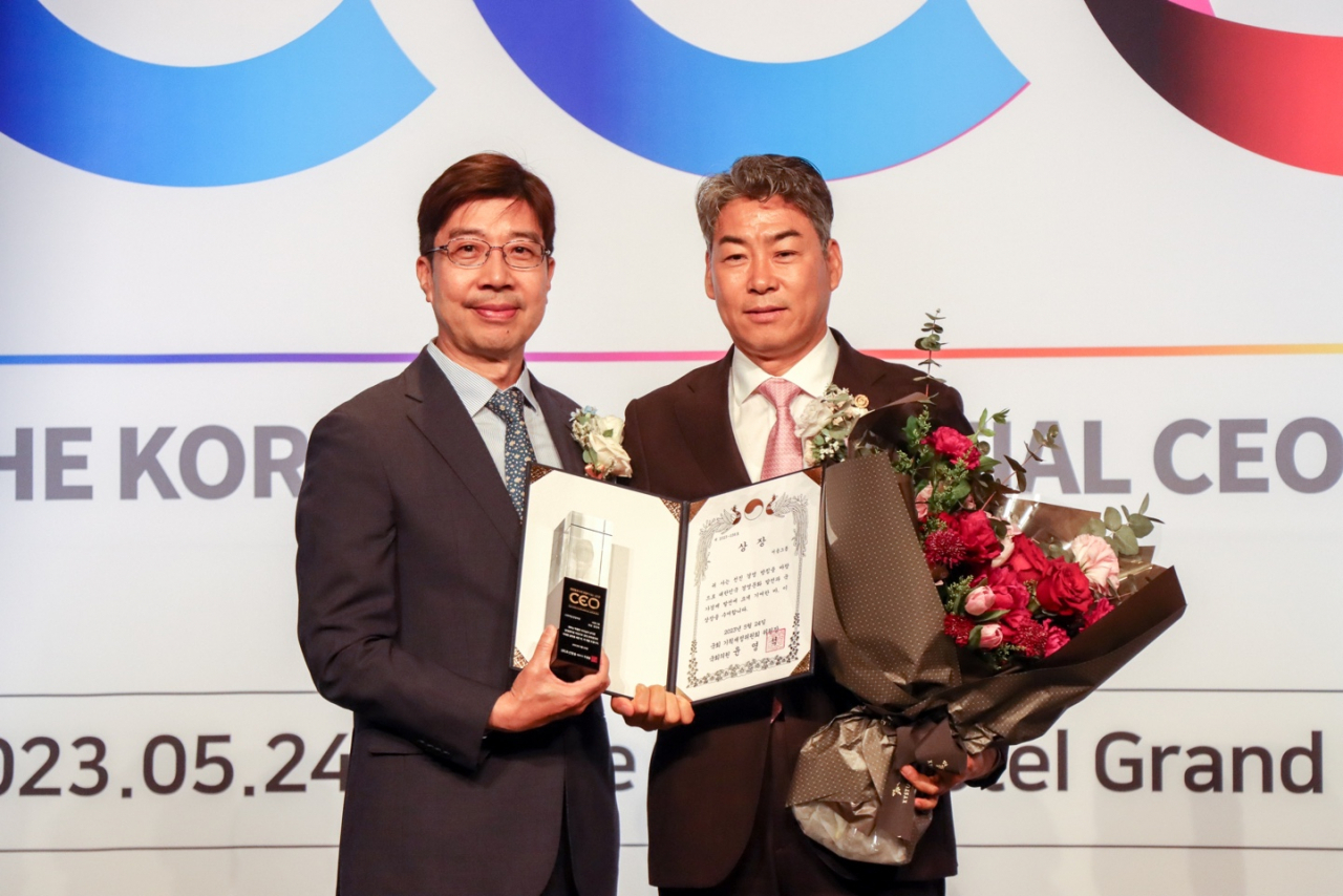 정정복 ㈜서융그룹 회장(오른쪽)이 지난 24일 서울 중구 더플라자호텔에서 열린 ‘2023년 한국의 영향력 있는 CEO’ 시상식에서 사회책임경영 부문 수상자로 선정돼 상을 받고 있다. [사진=서융그룹]