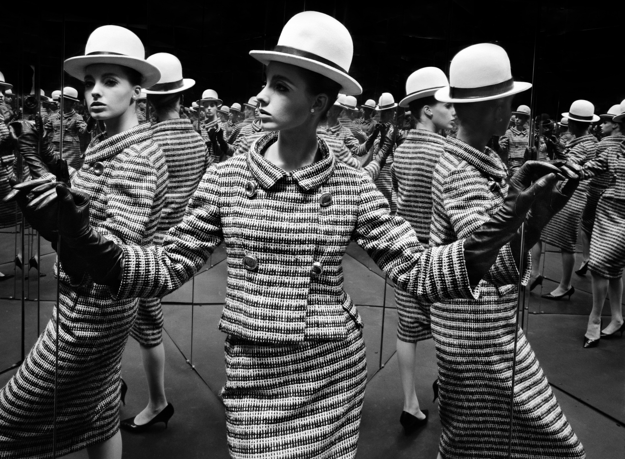 윌리엄 클라인, Antonia and mirrors, Paris for Vogue [뮤지엄한미 제공]