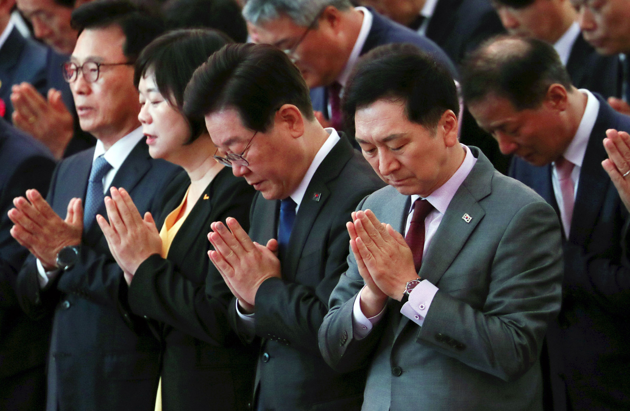 국민의힘 김기현 대표(오른쪽부터), 더불어민주당 이재명 대표, 정의당 이정미 대표가 27일 서울 종로구 조계사에서 열린 불기 2567년 부처님오신날 봉축법요식에서 합장하고 있다. [연합]