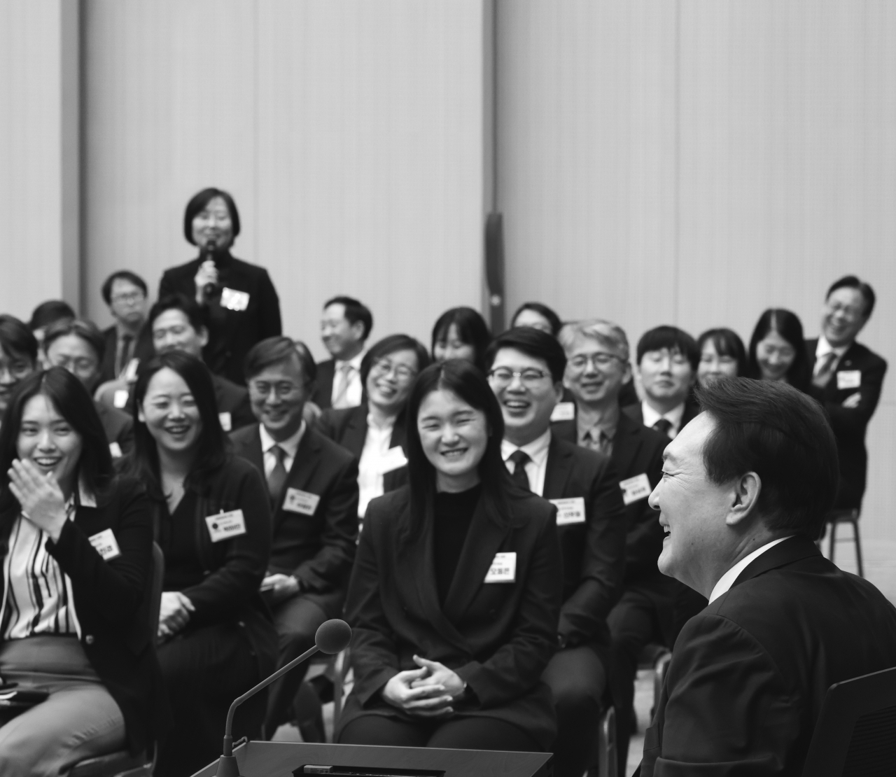 대통령실이 윤석열 정부 출범 1주년을 기념해 '국민과 함께 시작한 여정'이라는 제목의 사진집을 출간했다. 사진은 표지로 선정된 지난 2월 7일 ‘대통령과의 대화’ 모습. [연합]