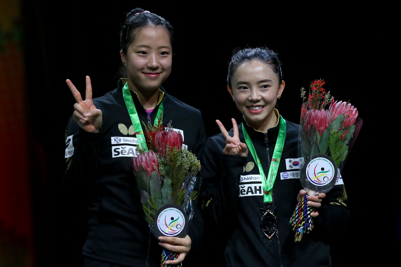 여자복식 은메달을 따낸 신유빈(왼쪽)-전지희.[AFP]