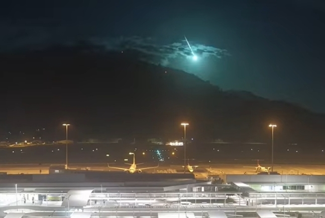지난 20일(현지시간) 호주 퀸즐랜드 상공에서 포착된 ‘화구’. [케언스 국제공항 페이스북]