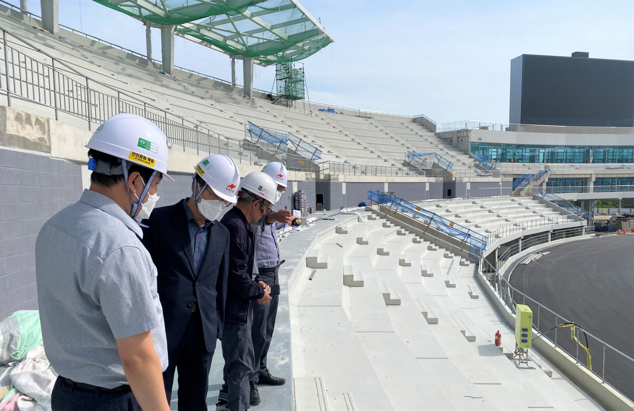 전남도 관계자가 전국체전 시설물 안전점검에 나섰다