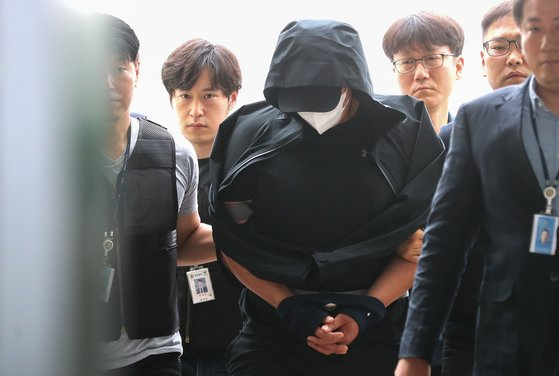 대구공항에 착륙 중인 항공기의 비상 출입문을 연 이모(33)씨가 28일 오후 대구지방법원에서 열린 구속 전 피의자 심문(영장실질심사)에 출석하고 있다. [사진 연합]