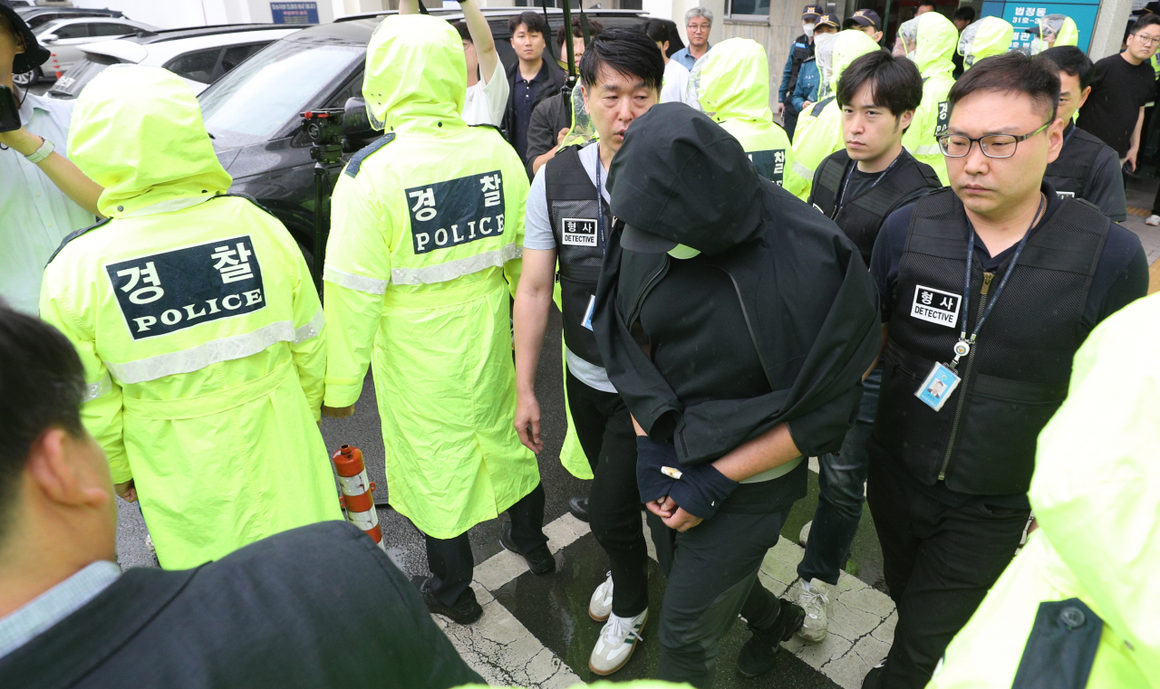 대구공항에 착륙 중인 항공기의 비상 출입문을 연 이 모(33) 씨가 28일 오후 대구지방법원에서 열린 구속 전 피의자 심문(영장실질심사)에 출석 후 법원을 빠져나오고 있다. [연합뉴스]