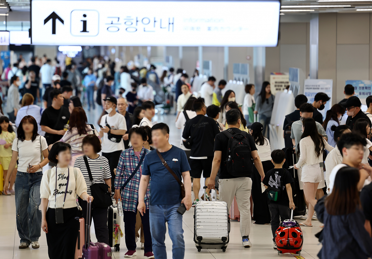 부처님 오신 날 연휴를 하루 앞둔 26일 오후 김포공항 국내선 출발층이 여행객으로 붐비고 있다. 연합뉴스