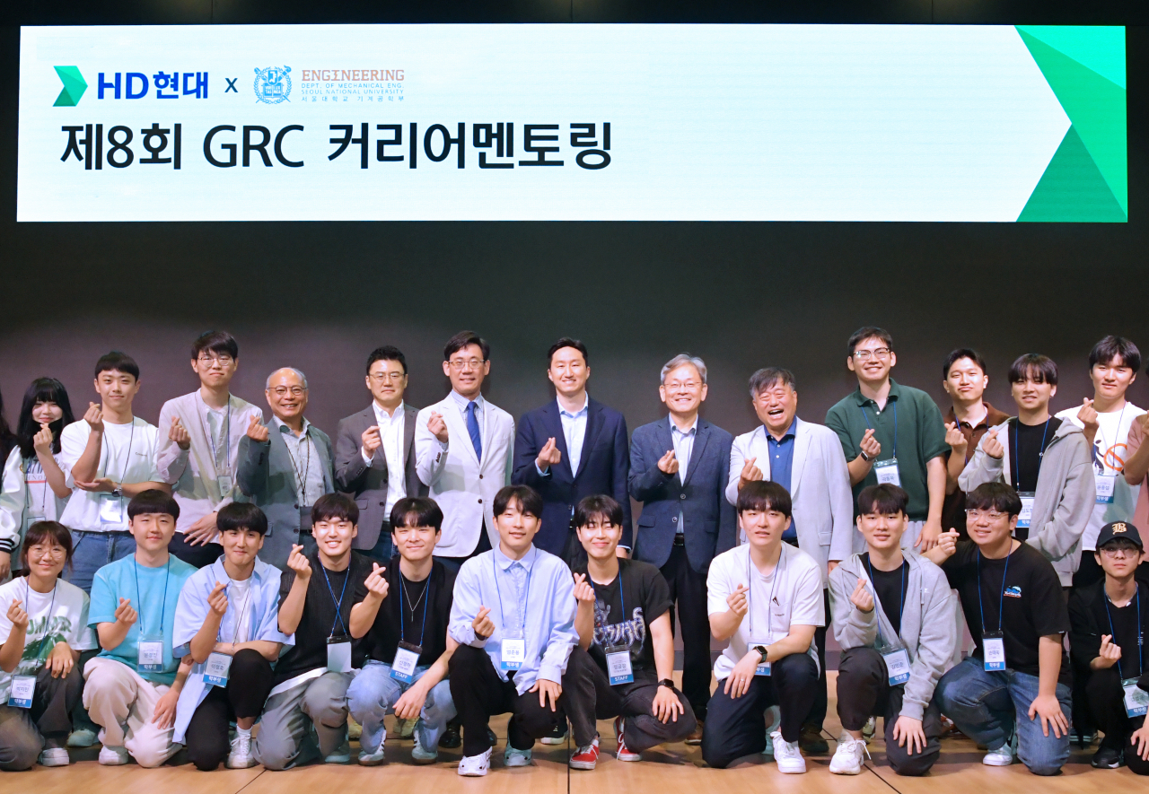 HD현대 글로벌R&D센터(GRC)에서 최근 개최된 제8회 HD현대 ‘커리어 멘토링’ 행사에서 정기선(뒷줄 왼쪽 일곱번째) HD현대 사장과 참가자들이 단체 기념사진을 촬영하고 있다. [HD현대 제공]