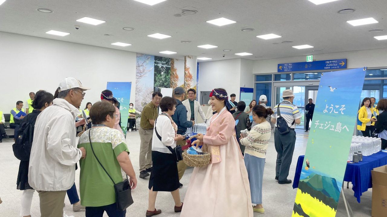 일본 발 크루즈 손님들이 29일 제주 관광 민관의 환대를 받고 있다.