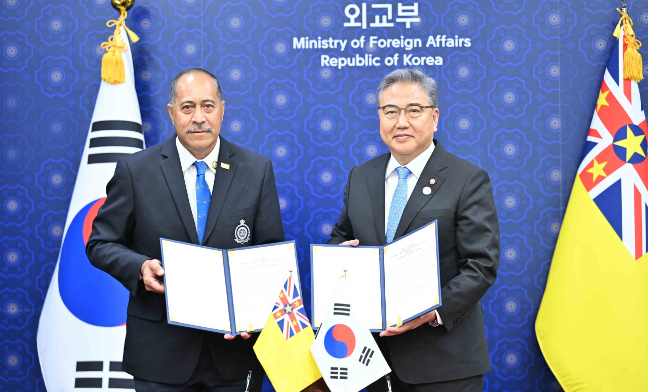 박진 외교부 장관(오른쪽)과 달튼 타겔라기 니우에 총리는 29일 서울 종로구 외교부 청사에서 ‘대한민국과 니우에 간의 외교관계 수립에 관한 공동성명’에 서명했다. [외교부 제공]