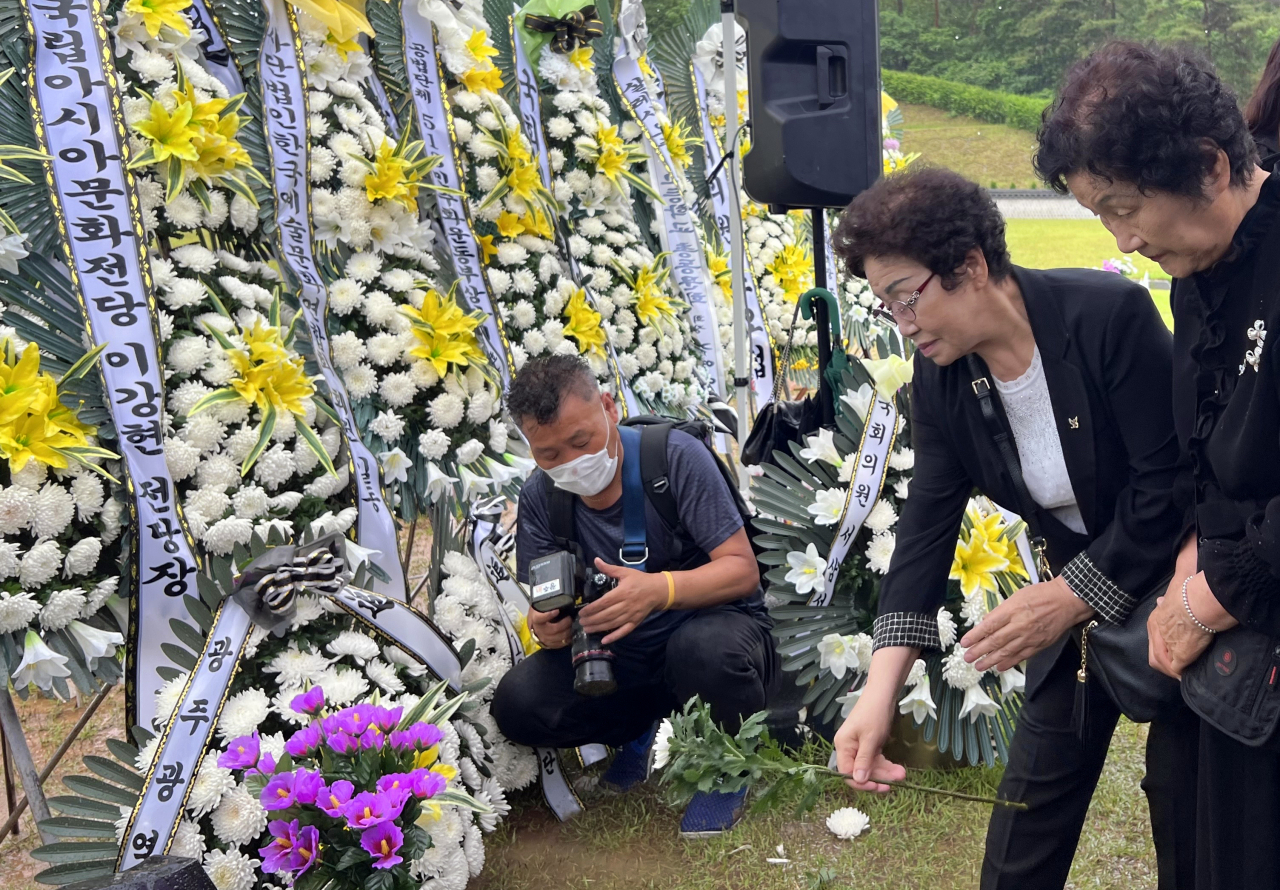 29일 오전 광주 북구 국립 5·18 민주묘지에서 고(故) 정동년 5·18 기념재단 전 이사장의 1주기 추모식이 열리고 있다. 연합뉴스