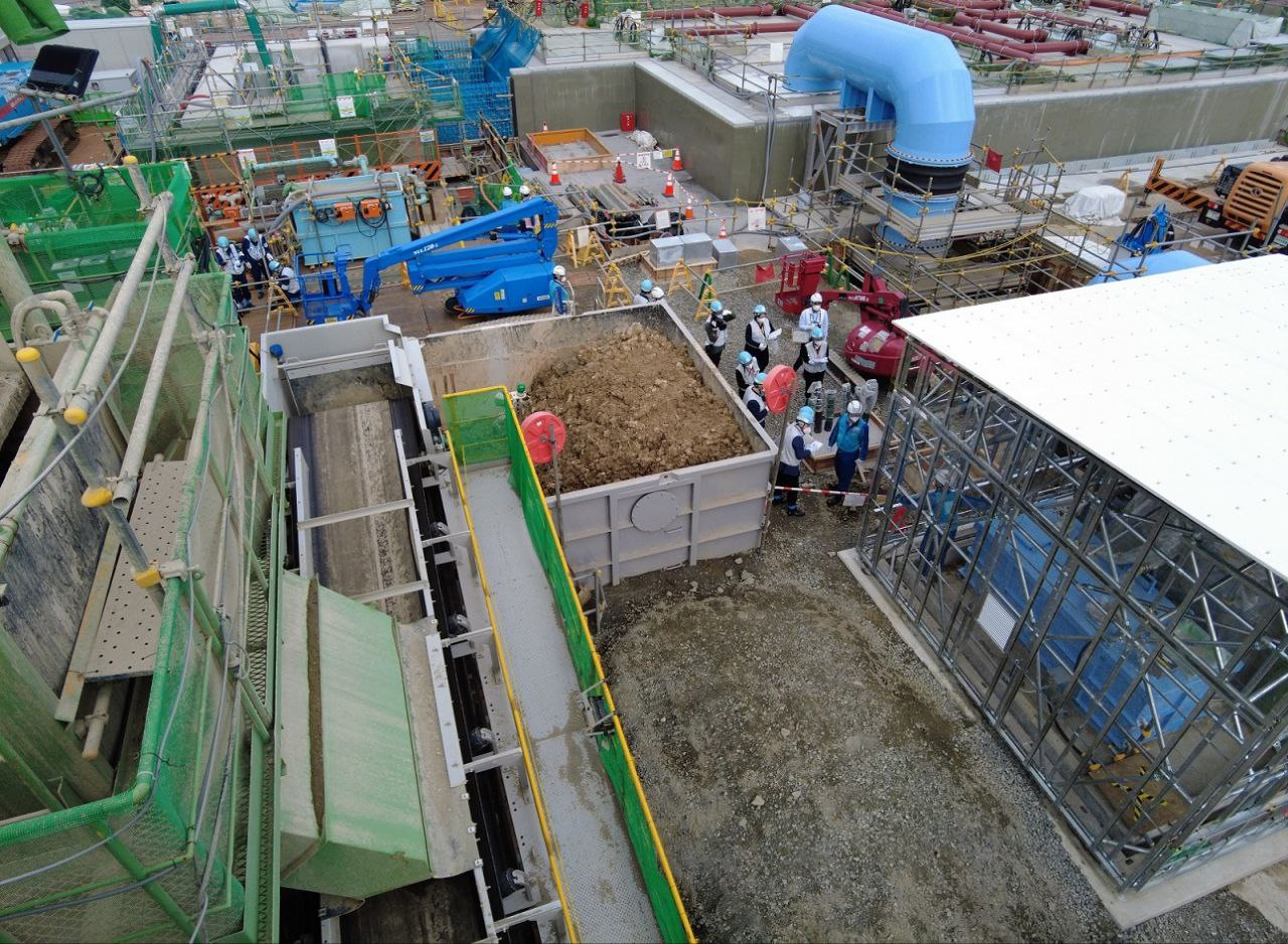 지난 24일 한국 정부의 후쿠시마 오염수 전문가 시찰단이 후쿠시마 제1원자력발전소 현장 시찰을 하고 있다. [연합]