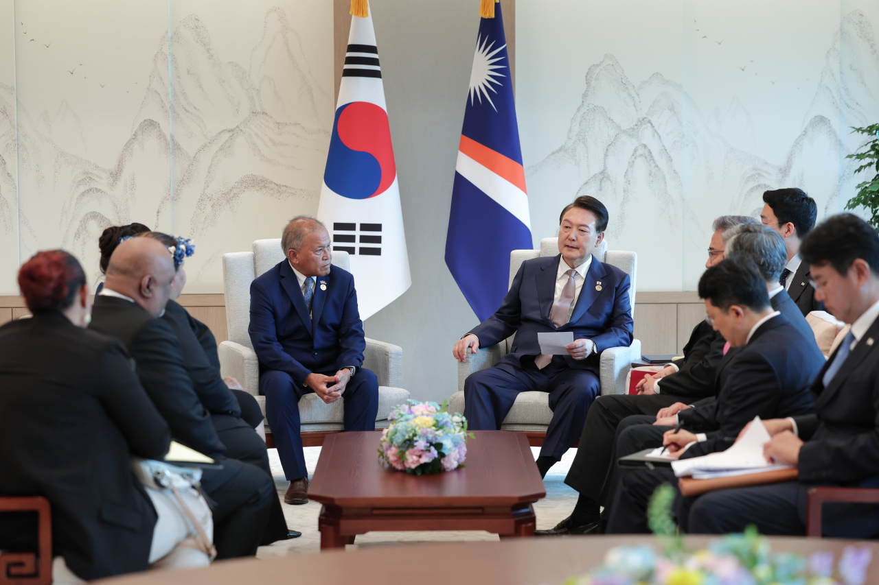 2023 한·태평양도서국 정상회의를 앞두고 윤석열 대통령이 29일 서울 용산 대통령실에서 데이비드 카부아 마셜제도 대통령과 정상회담을 하고 있다. [연합]