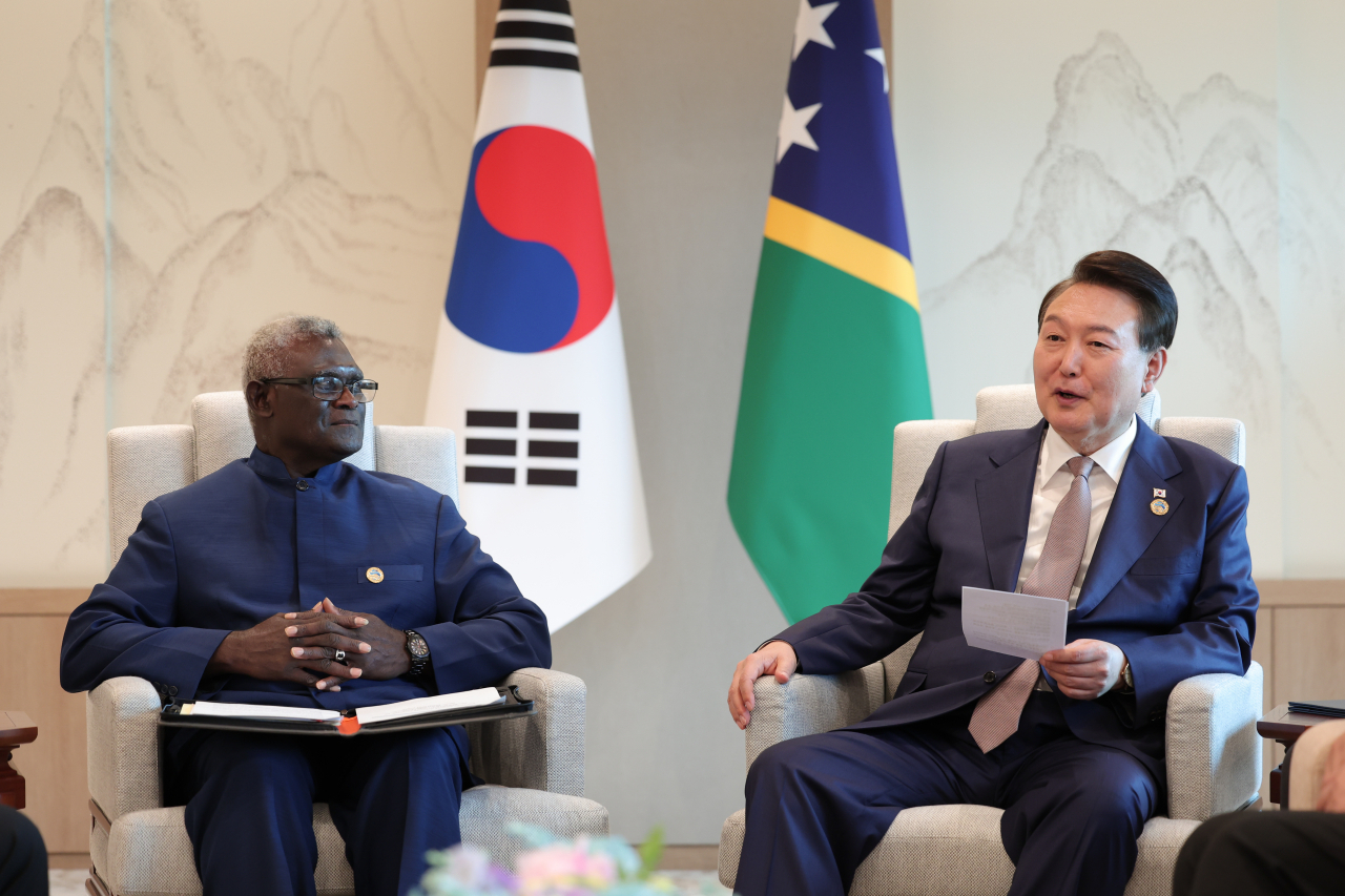 2023 한·태평양도서국 정상회의를 앞두고 윤석열 대통령이 29일 서울 용산 대통령실에서 머내시 소가바레 솔로몬제도 총리와 정상회담을 하고 있다. [연합]