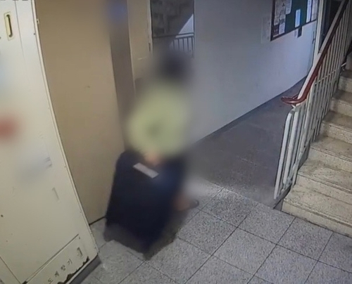 정유정이 빈 캐리어를 끌고 자신의 집을 나서는 장면. [부산경찰청]