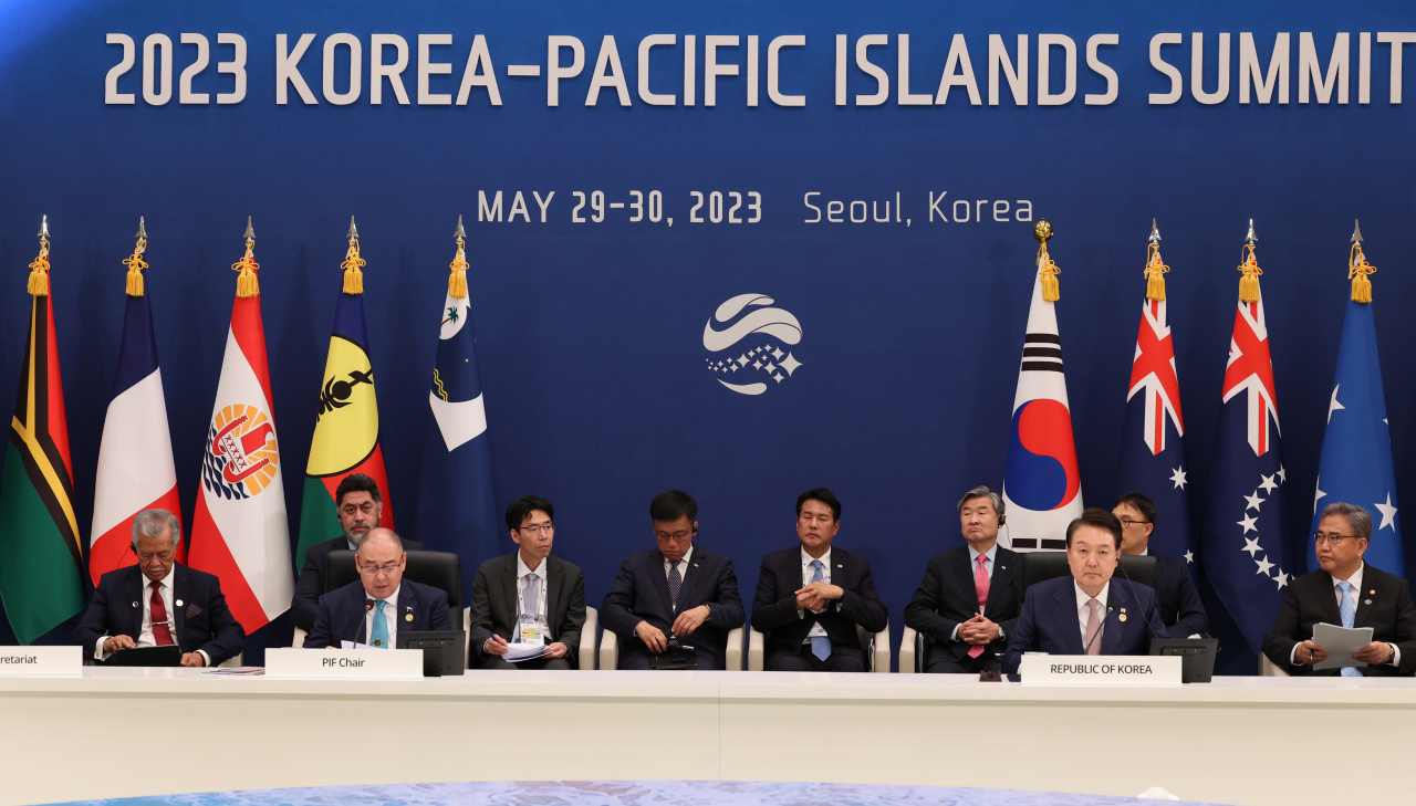 윤석열 대통령이 29일 청와대 영빈관에서 열린 2023 한·태평양도서국 정상회의에서 태평양도서국포럼 의장인 마크 브라운 쿡제도 총리의 발언을 경청하고 있다. [연합]