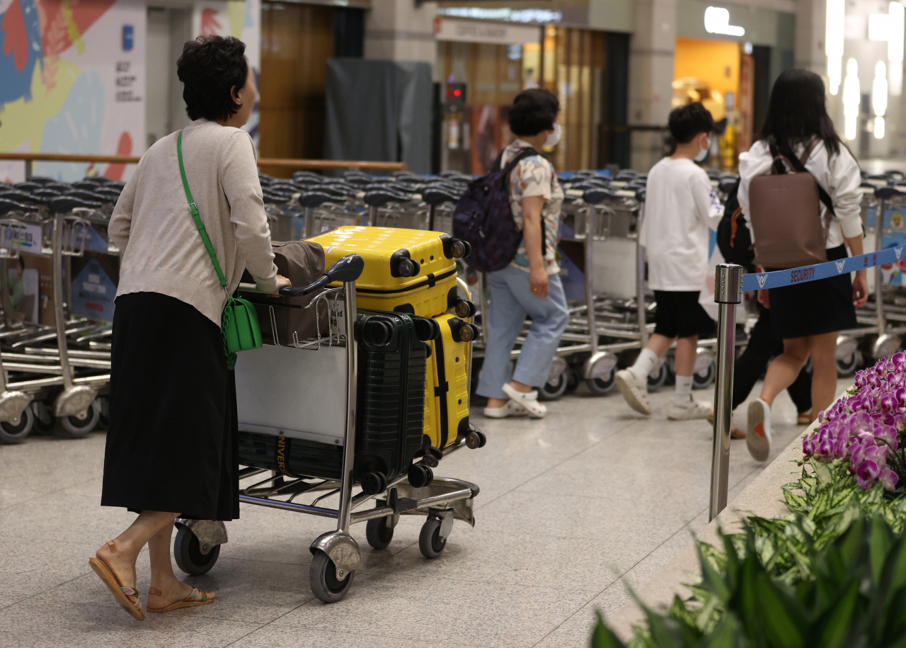 괌을 강타한 태풍 '마와르'로 인해 현지에 발이 묶였던 한국 관광객둘이 괌 국제공항 운영 재개로 29일 오후 인천국제공항 제1여객터미널을 통해 입국하고 있다. [연합]