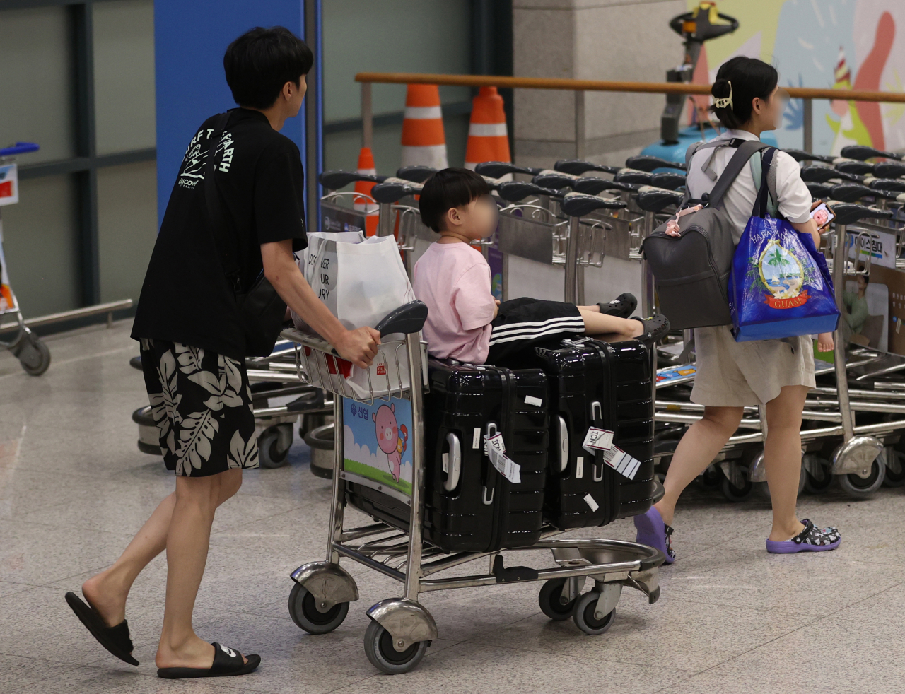 괌을 강타한 태풍 '마와르'로 인해 현지에 발이 묶였던 한국 관광객둘이 괌 국제공항 운영 재개로 29일 오후 인천국제공항 제1여객터미널을 통해 입국하고 있다. [연합]