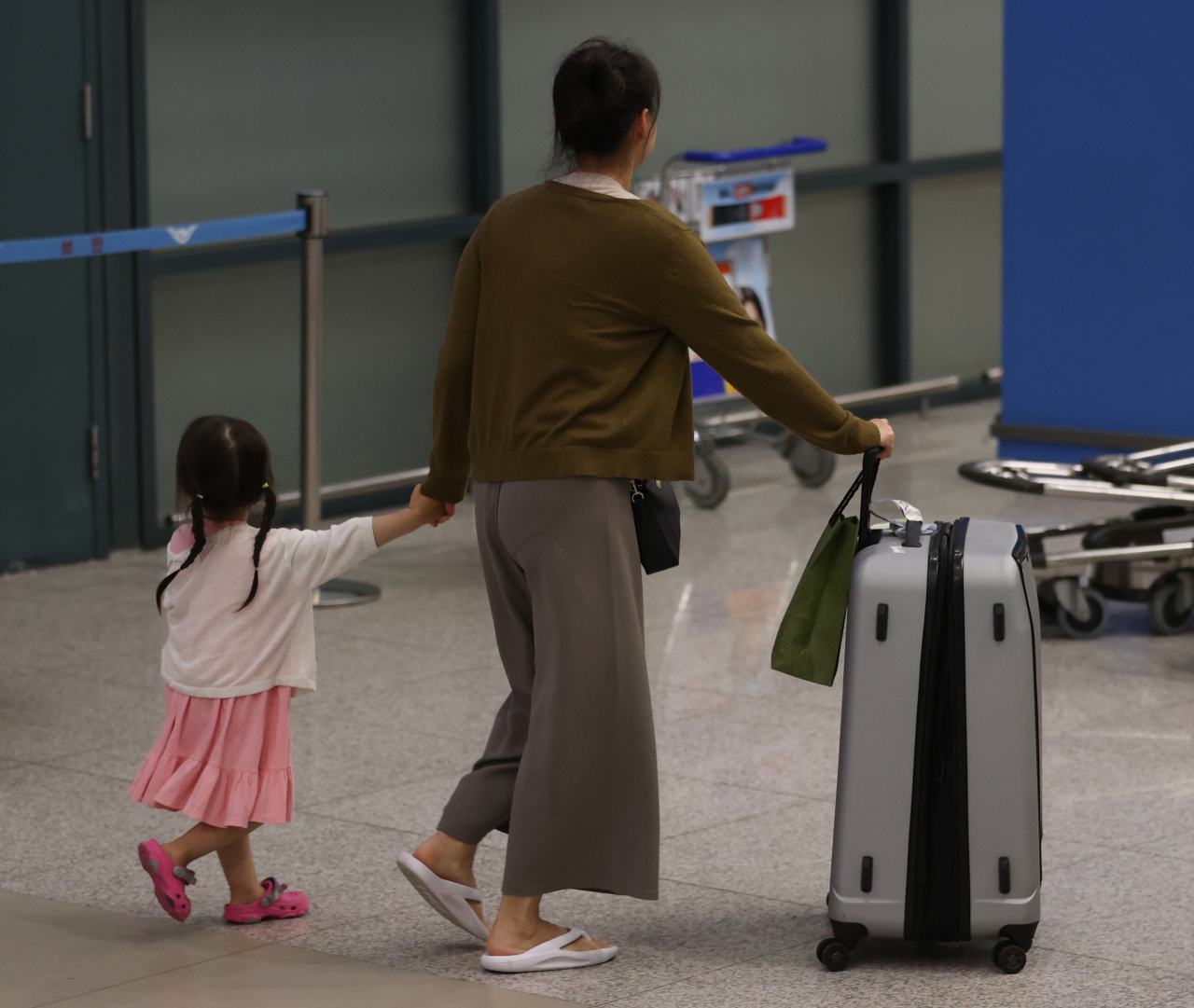 괌을 강타한 태풍 '마와르'로 인해 현지에 발이 묶였던 한국 관광객둘이 괌 국제공항 운영 재개로 29일 오후 인천국제공항 제1여객터미널을 통해 입국하고 있다. [연합]