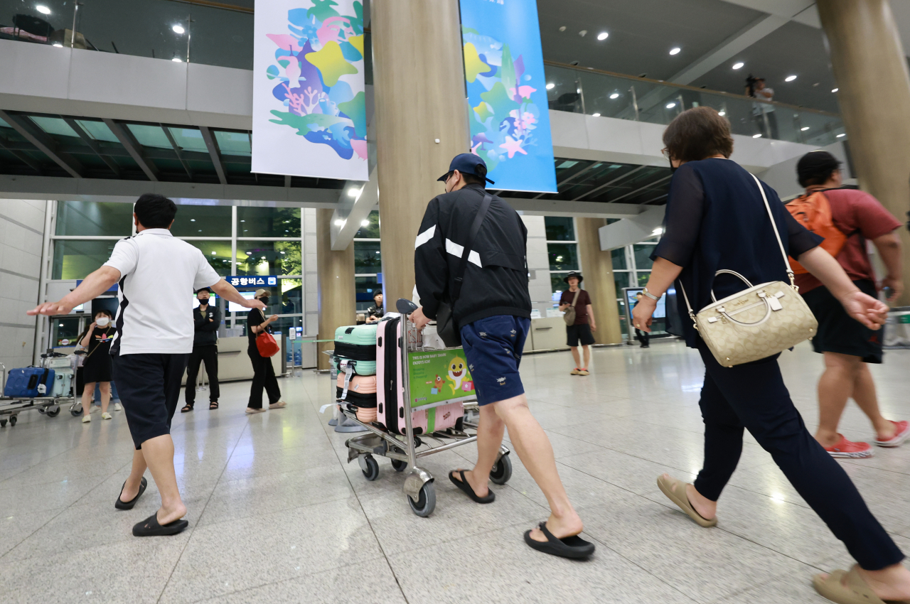 태풍 '마와르' 영향으로 괌에 고립됐던 한국 관광객들이 괌 국제공항 운영 재개로 29일 오후 인천국제공항 제1여객터미널 입국장을 통해 귀국하고 있다. [연합]