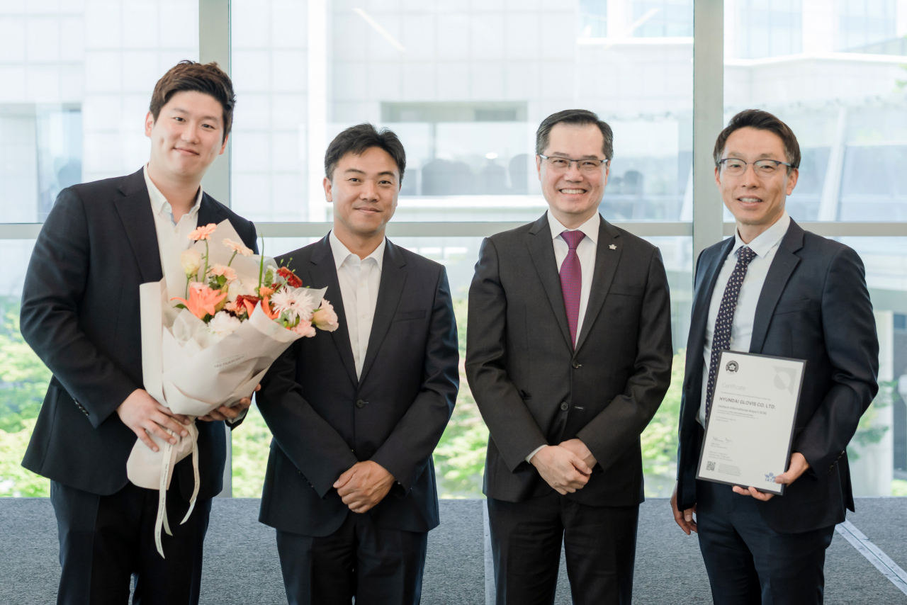 김지현(오른쪽 첫번째) 현대글로비스 글로벌물류사업전략실장이 필립 고 IATA 아태지역본부 부사장(오른쪽 두번째) 등 관계자들과 지난 25일 인증 수여식에서 기념 촬영을 하고 있다. [현대글로비스 제공]