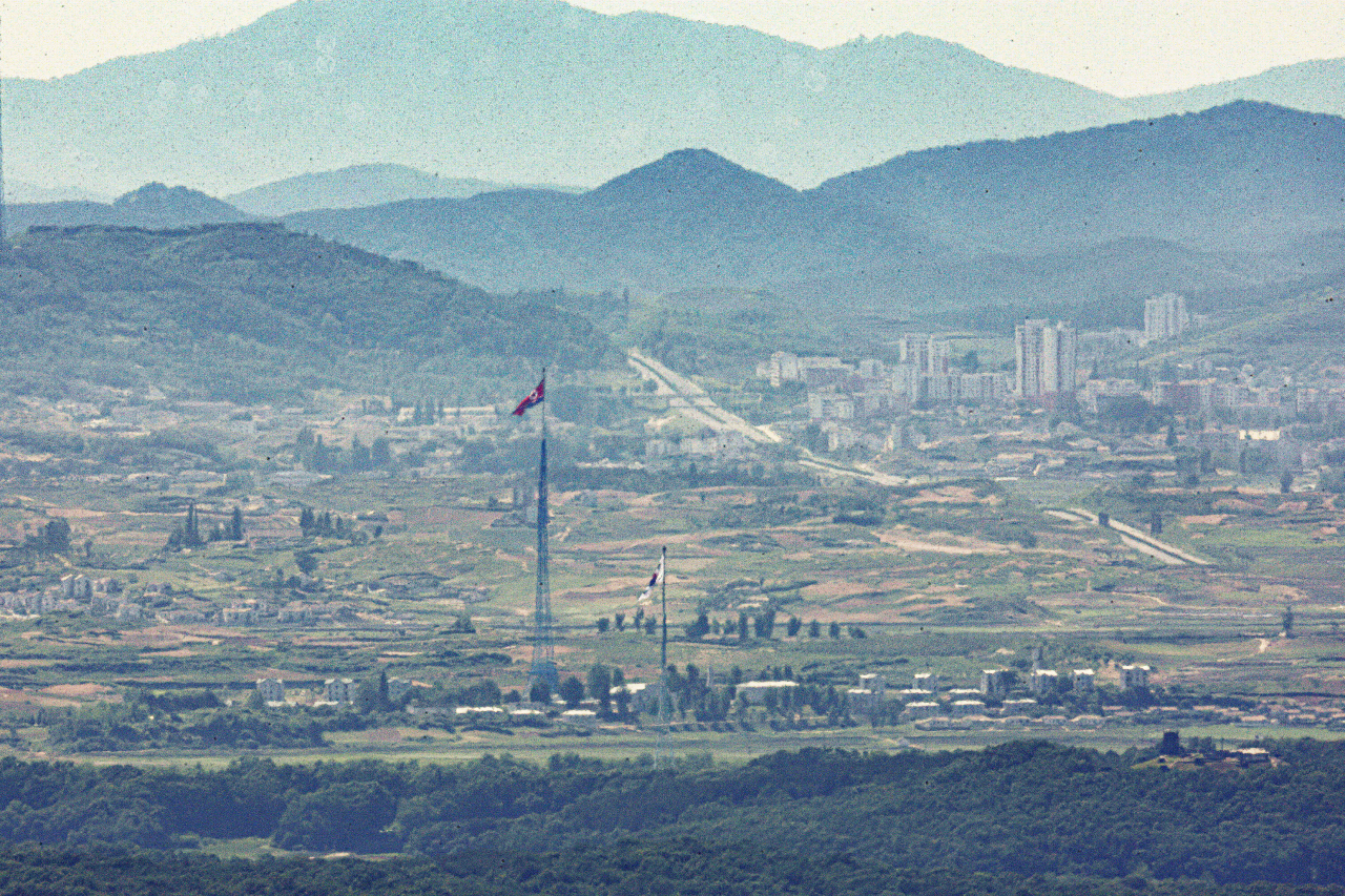 북한 당국은 오는 31일 0시부터 내달 11일 0시 사이에 인공위성을 발사하겠다는 통보를 일본 정부에 전달했다.사진은 경기도 파주시 접경지역에서 바라본 서부전선 비무장지대(DMZ) 전경. 남측 대성동 마을 태극기와 북측 기정동 마을 인공기가 펄럭이고 있다. [연합]