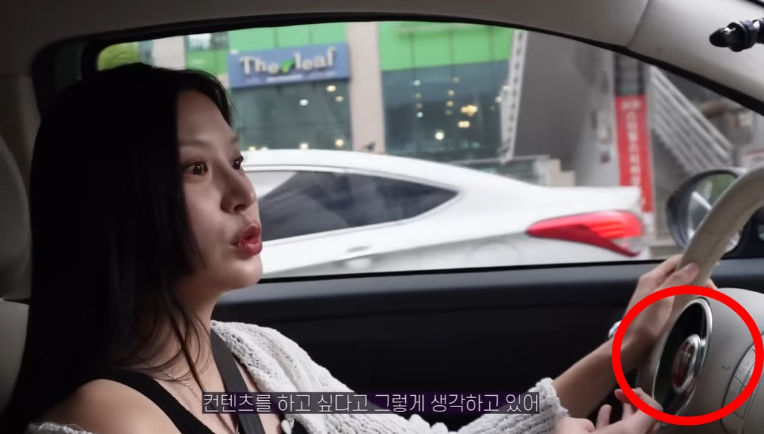 지난 23일 조국 법무부 장관 딸 조민 씨가 올린 영상. 차량 운전대에 피아트 로고가 보인다. [유튜브 ‘쪼민 minchobae’]