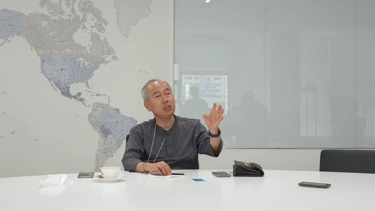 황철주 주성엔지니어링 회장이 용인 R&D센터에서 본지와 인터뷰를 하고 있다. [손인규 기자]