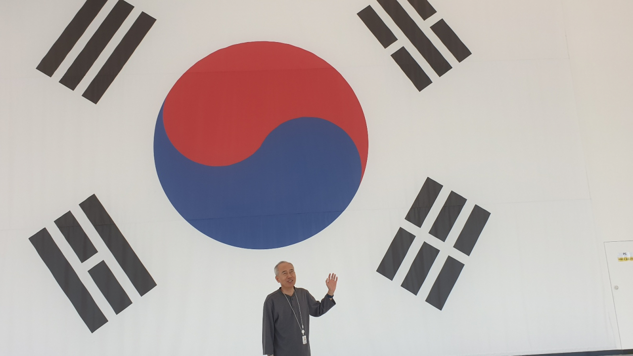 주성엔지니어링 용인R&D센터 로비에 걸린 가로 18m의 초대형 태극기. 2002년 미국 출장 중 도로변에 걸린 대형 성조기를 보면서 애국심과 책임감을 재정립, 태극기를 내걸었다. [손인규 기자]