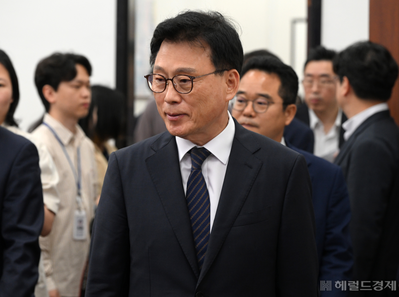 박광온 더불어민주당 원내대표가 30일 서울 영등포구 여의도 국회의사당 본청에서 열린 더불어민주당 원내대책회의에 참석하기 위해 회의장으로 들어서고 있다. 임세준 기자