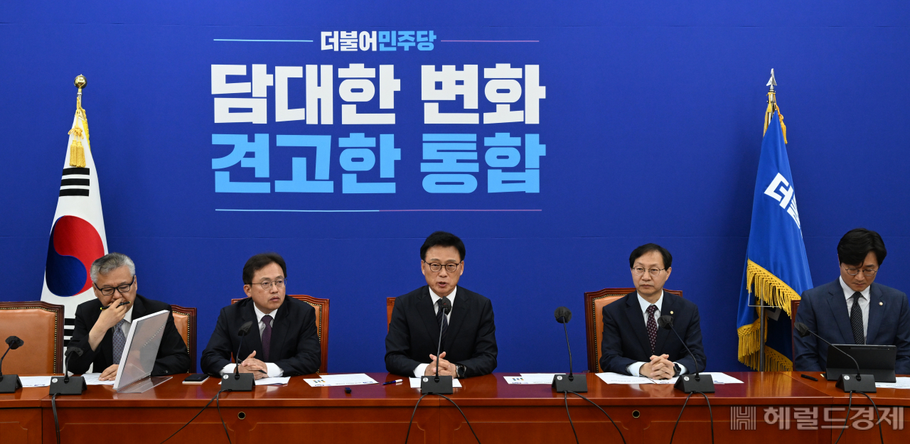 더불어민주당 원내대책회의가 30일 서울 영등포구 여의도 국회의사당 본청에서 열리고 있다. 임세준 기자