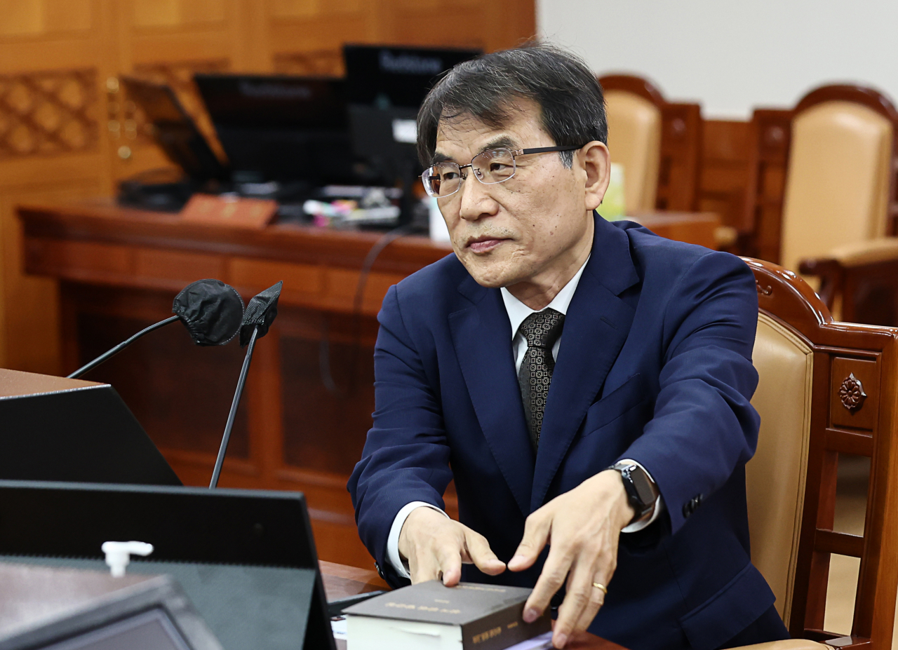 노태악 중앙선관위원장이 30일 오전 과천 중앙선거관리위원회에서 고위직 간부들의 자녀 특혜 채용 의혹 관련 대응 방안 등을 논의하기 위해 열린 긴급회의에 참석해 있다. [연합]