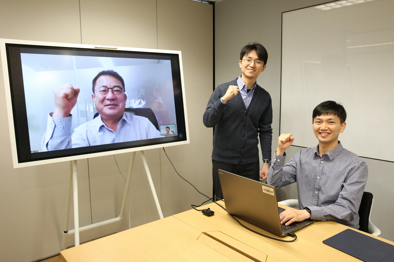 ㈜한화 건설부문 임직원과 협력사 대표가 온라인 공정거래협약을 체결하고 동반성장을 결의하고 있다. [(주)한화]
