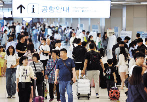 부처님 오신 날 연휴를 하루 앞둔 26일 오후 김포공항 국내선 출발층이 여행객으로 붐비고 있다. [연합]