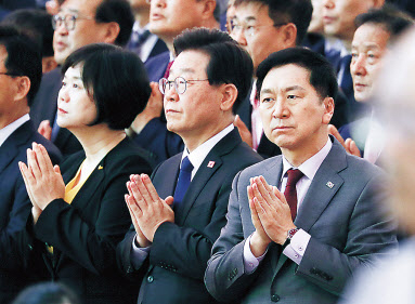 김기현(오른쪽) 국민의힘 대표, 이재명 더불어민주당 대표가 27일 서울 종로구 조계사에서 열린 불기 2567년 부처님오신날 봉축법요식에서 삼귀의례를 하며 합장하고 있다. [연합]