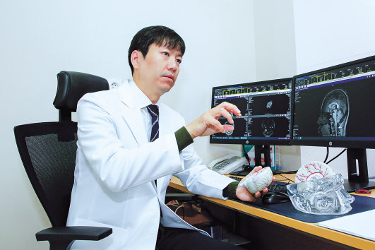 이학영 교수는 “암 환자나 항응고제나 면역억제제를 복용하는 환자, 임산부에게 이처럼 새로운 두통이 나타났을 때도 의료진의 확인이 필요하다”라고 강조했다.