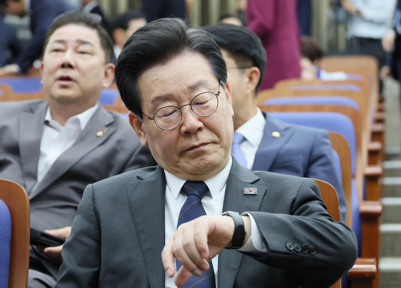 더불어민주당 이재명 대표가 지난 25일 국회에서 열린 의원총회에서 시간을 확인하고 있다. [연합]