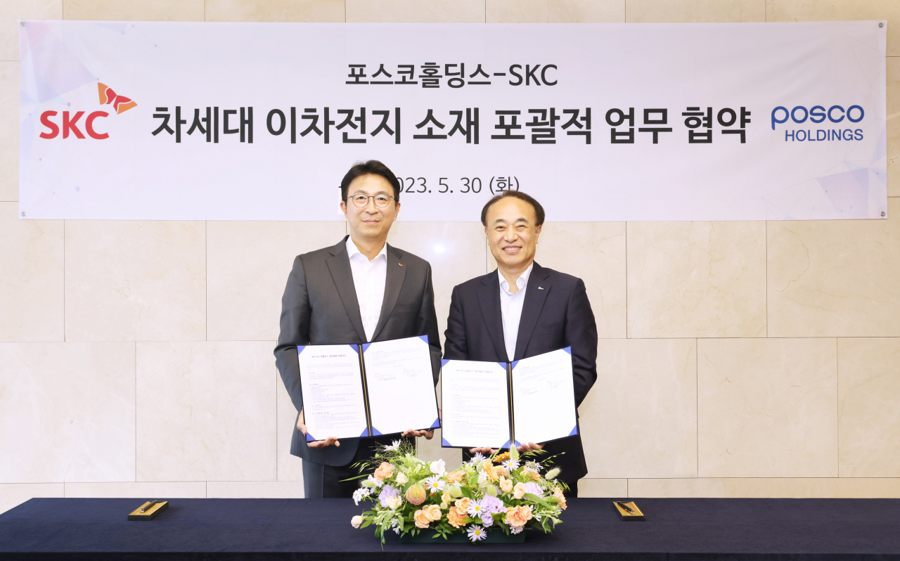 포스코그룹과 SKC가 30일 서울 종로구 SKC 본사에서 차세대 이차전지소재 사업의 포괄적 협력을 위한 업무협약’을 체결했다. 박원철(왼쪽부터) SKC 사장과 유병옥 포스코홀딩스 친환경미래소재총괄 부사장이 기념촬영을 하고 있다. [포스코그룹 제공]
