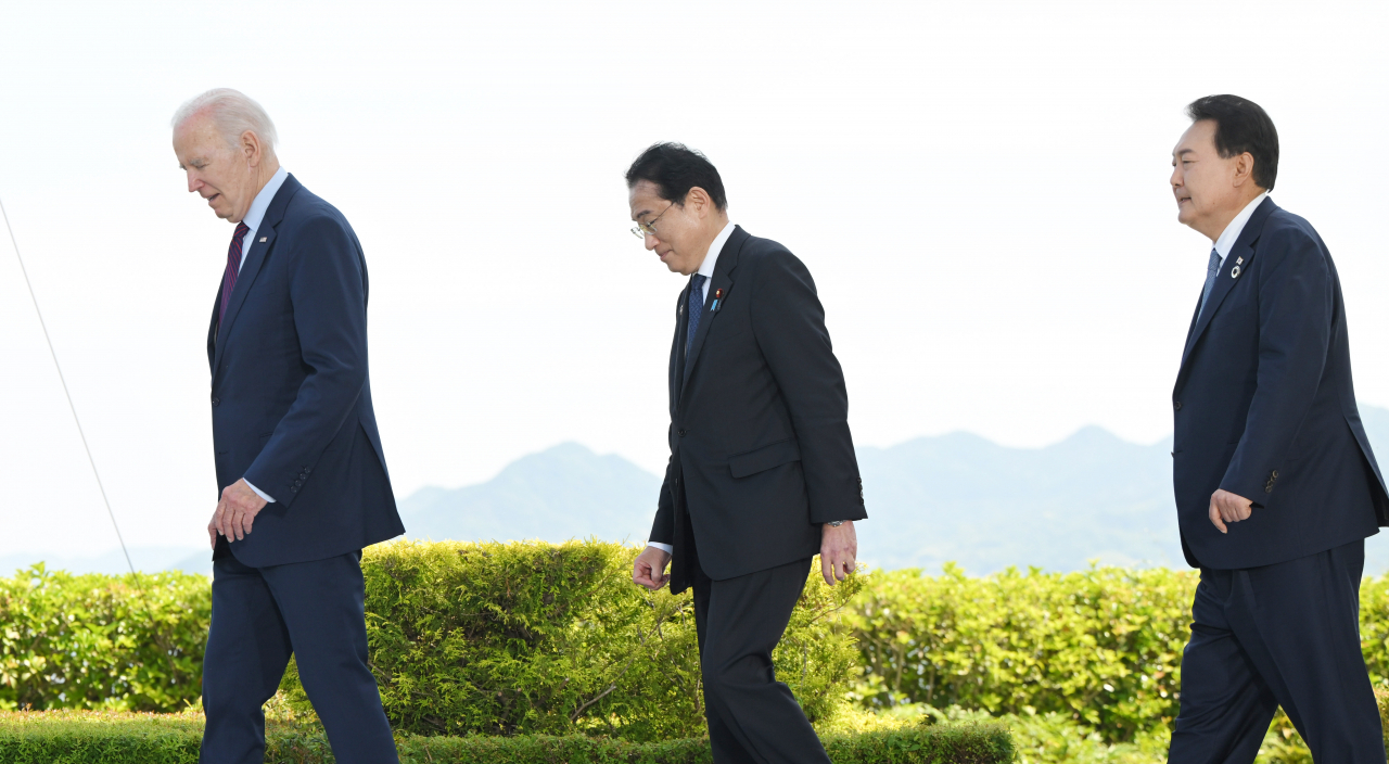 윤석열(오른쪽) 대통령이 지난 5월 21일히로시마 G7 정상회의장인 그랜드프린스호텔에서 열린 한미일 정상회담에 앞서 조 바이든(왼쪽) 미국 대통령, 기시다 후미오(가운데) 일본 총리와 기념촬영을 마친 뒤 회담장으로 향하고 있다. [연합]