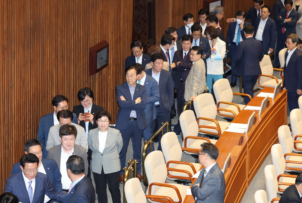 30일 국회 본회의에서 국민의힘 의원들이 윤석열 대통령이 거부권을 행사한 간호법을 재표결하고 있다. [연합]