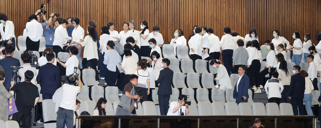 30일 대한간호협회 회원들이 국회 본회의장을 나가고 있다. 이날 윤석열 대통령이 거부권을 행사한 간호법 제정안은 부결돼 결국 폐기됐다. [연합]